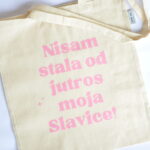Ceger sa natpisom - "nisam stala od jutros moja Slavice"