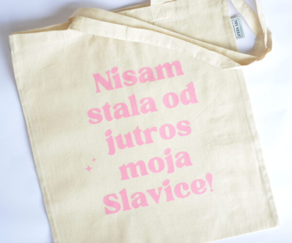Ceger sa natpisom - "nisam stala od jutros moja Slavice"