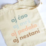Ceger sa natpisom - "aj ćao, aj mrš, aj pedala, aj nestani"
