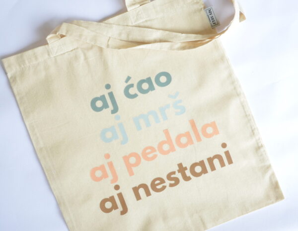 Ceger sa natpisom - "aj ćao, aj mrš, aj pedala, aj nestani"