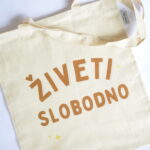 Ceger sa natpisom - "živeti slobodno"