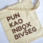 Ceger sa natpisom - "pun kao inox bivšeg"