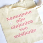 Ceger sa natpisom - "nemoguće nije činjenica već mišljenje"